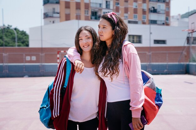 Amigas colegialas en patio