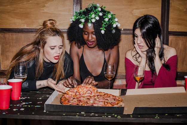 Amigas comiendo pizza