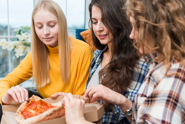 Amigas comiendo pizza