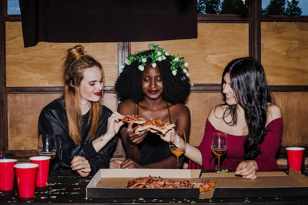 Amigas compartiendo pizza