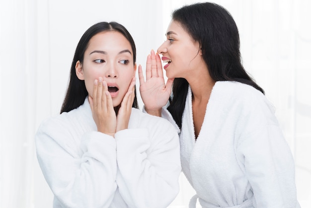 Amigas contando secretos en un spa