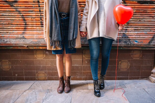 Amigas de la cosecha con globo en forma de corazón