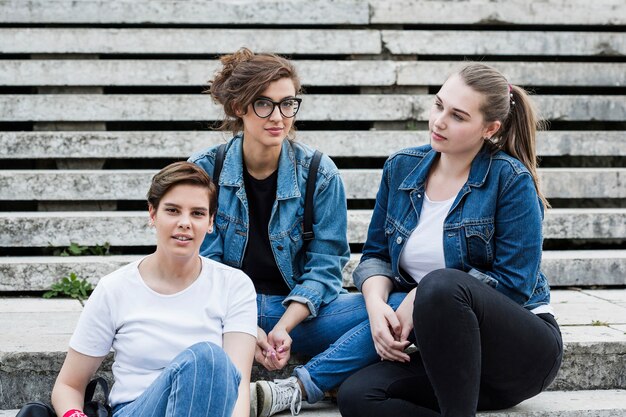 Amigas descansando en las escaleras del parque