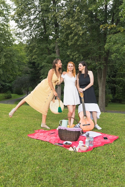 Foto gratuita amigas disfrutando de picnic en el jardín