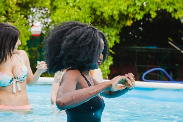 Foto gratuita amigas disfrutando de la piscina