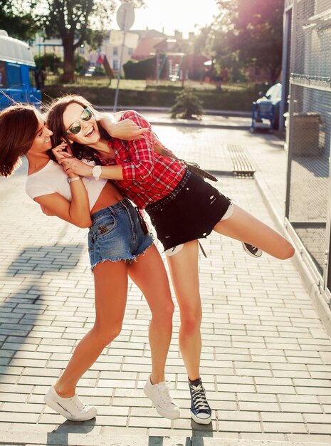 Amigas divirtiéndose al aire libre en verano