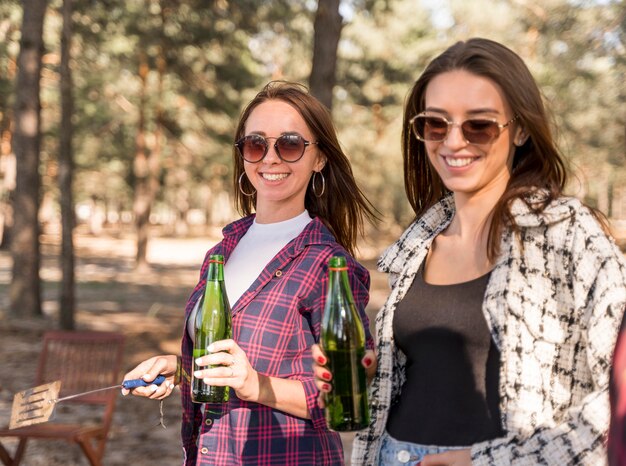 Amigas divirtiéndose y bebiendo cerveza