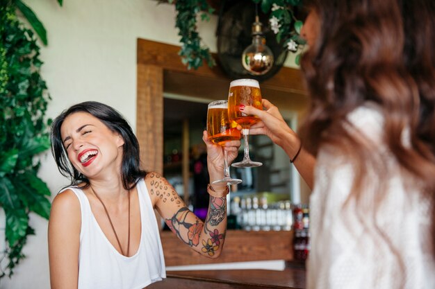 Amigas divirtiéndose con cerveza