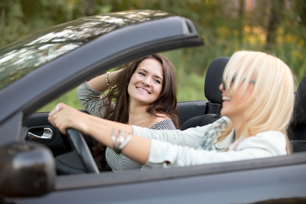 Foto gratuita amigas divirtiéndose en el coche