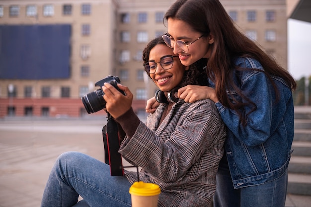 Foto gratuita amigas divirtiéndose junto con la cámara