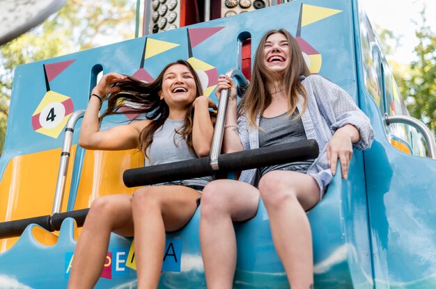 Amigas divirtiéndose en el parque de atracciones