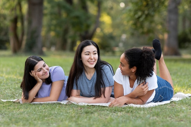 Foto gratuita amigas divirtiéndose en el parque juntos