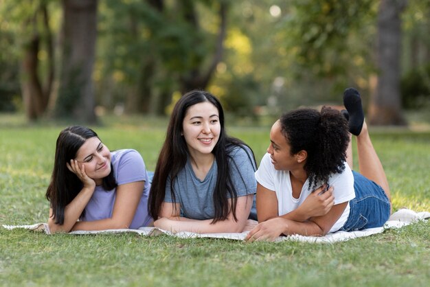 Amigas divirtiéndose en el parque juntos