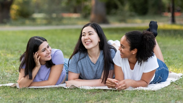 Amigas divirtiéndose en el parque