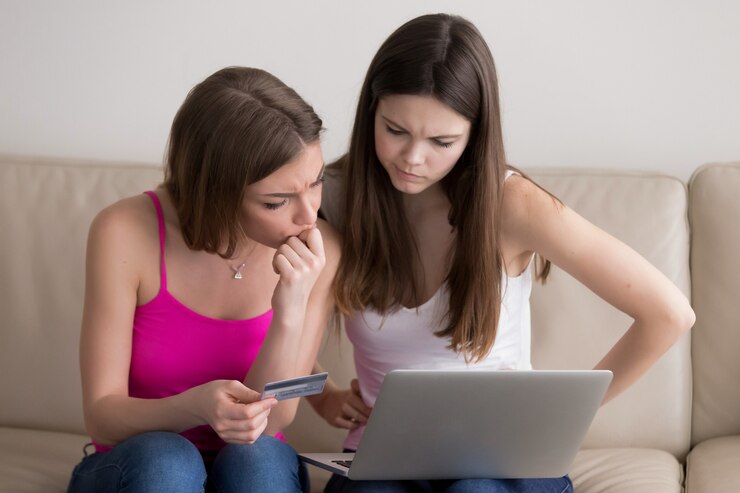 Foto gratuito amigas en dudas ya que eligen productos en línea.