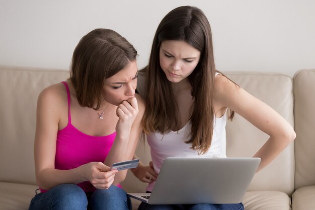 Amigas en dudas ya que eligen productos en línea.