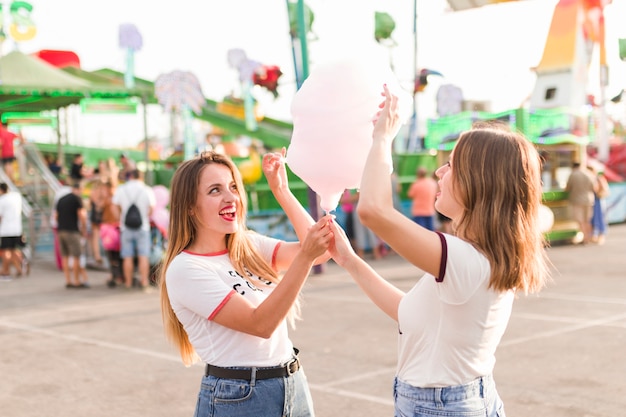 Amigas felices divirtiéndose en el parque de atracciones