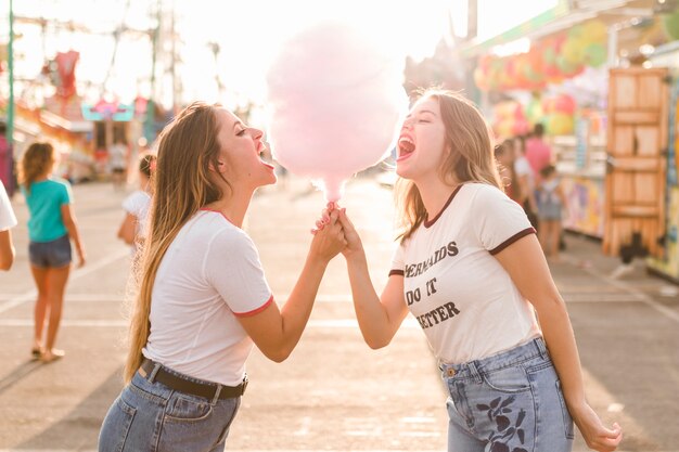 Amigas felices divirtiéndose en el parque de atracciones