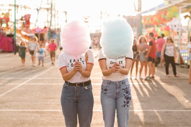 Amigas felices divirtiéndose en el parque de atracciones