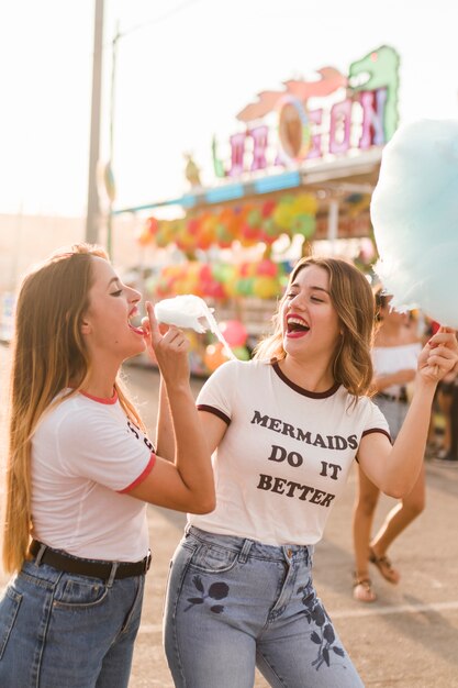 Amigas felices divirtiéndose en el parque de atracciones