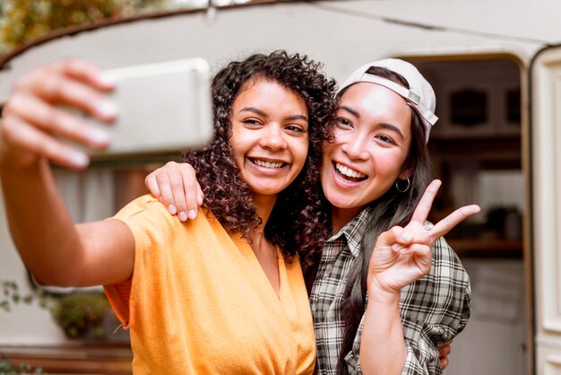 Amigas felices haciendo el signo de la paz