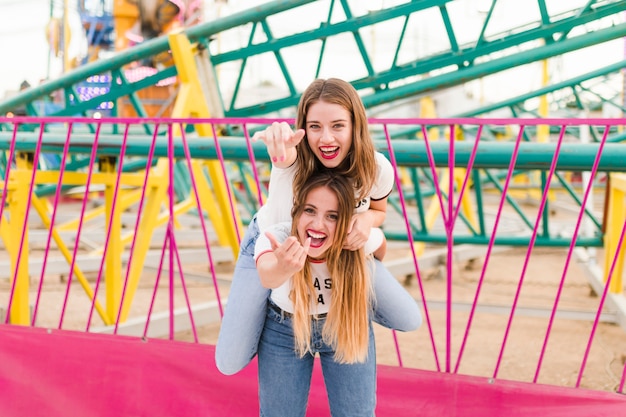 Amigas felices en el parque de atracciones