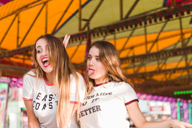 Amigas felices en el parque de atracciones