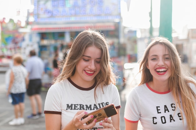 Amigas felices en el parque de atracciones