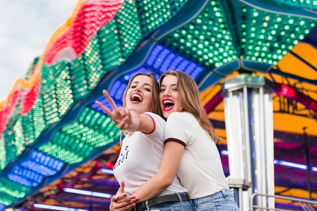 Amigas felices en el parque de atracciones