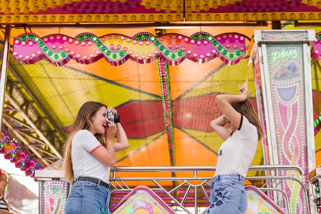 Amigas felices en el parque de atracciones