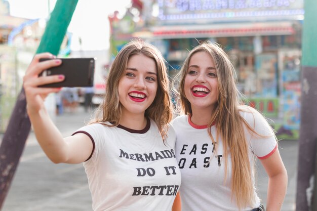 Amigas felices en el parque de atracciones