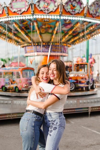 Amigas felices en el parque de atracciones