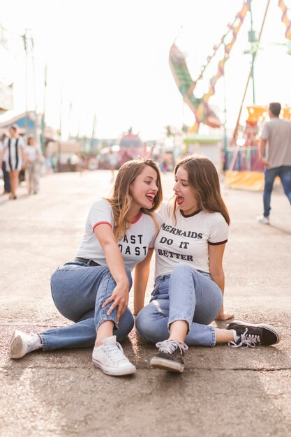 Amigas felices en el parque de atracciones