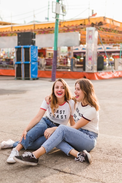 Amigas felices en el parque de atracciones