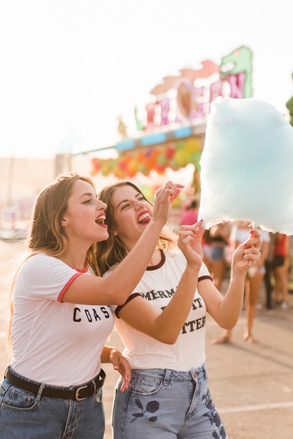 Foto gratuita amigas felices en el parque de atracciones