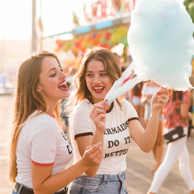 Amigas felices en el parque de atracciones