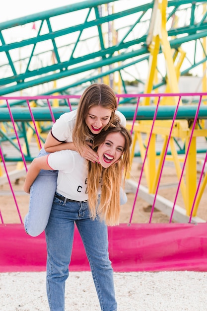 Amigas felices en el parque de atracciones