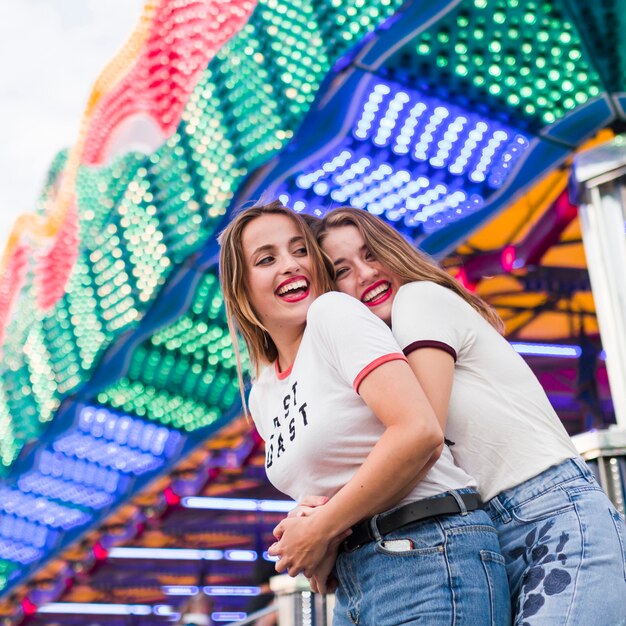 Amigas felices en el parque de atracciones