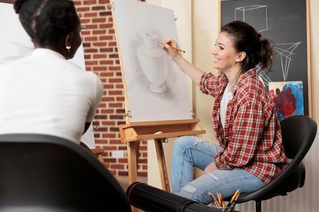 Foto gratuita amigas felices que se unen a través del arte.