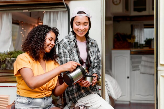 Amigas felices tomando café juntos