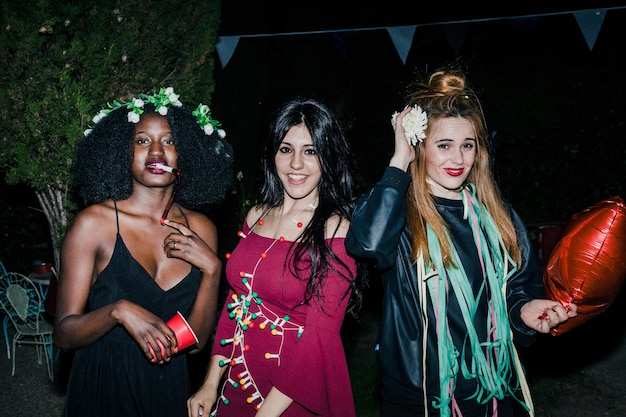 Amigas en la fiesta del jardín