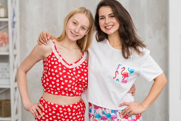 Amigas en fiesta de pijamas posando para una foto