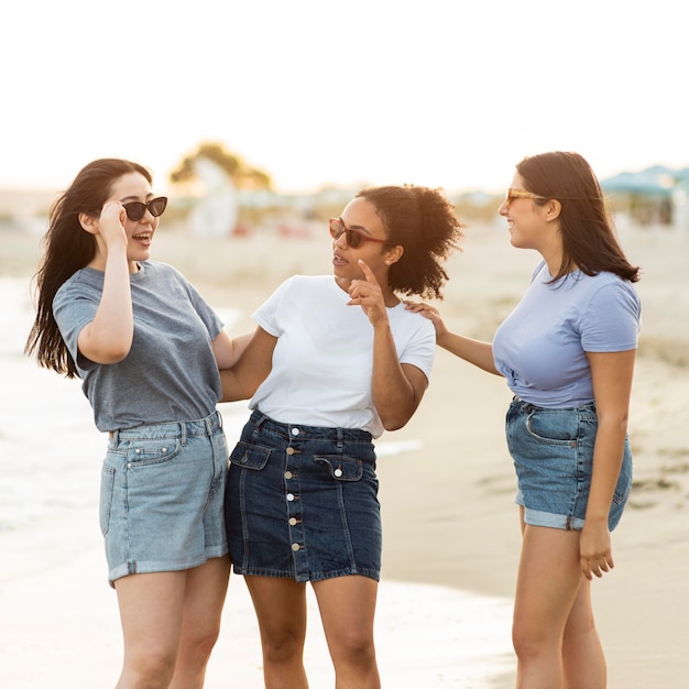 Amigas con gafas de sol en la playa