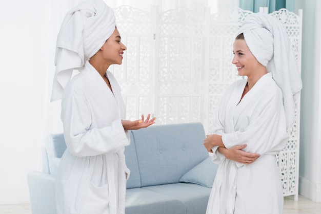 Amigas hablando en un spa