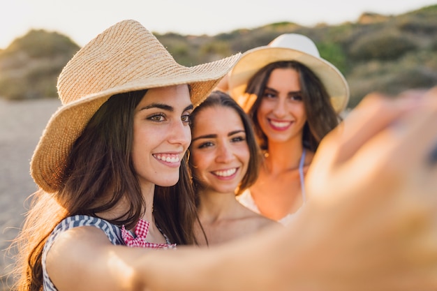 Amigas haciendo un selfie vista de cerca