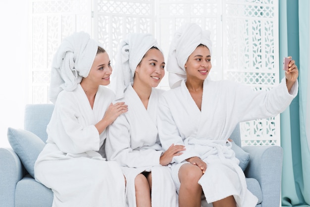 Amigas haciéndose un selfie en un spa