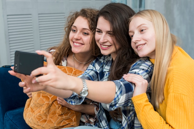 Foto gratuita amigas haciéndose un selfie