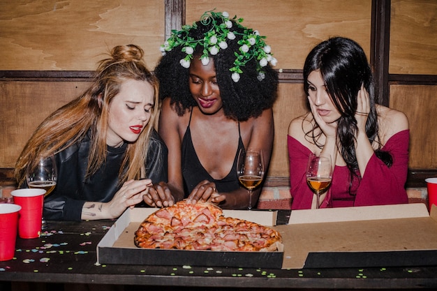 Foto gratuita amigas hambrientas con pizza