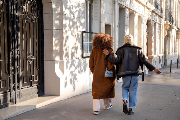 Foto gratuita amigas hermosas mujeres pasar tiempo juntos