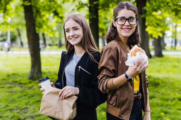 Amigas a la hora de comer